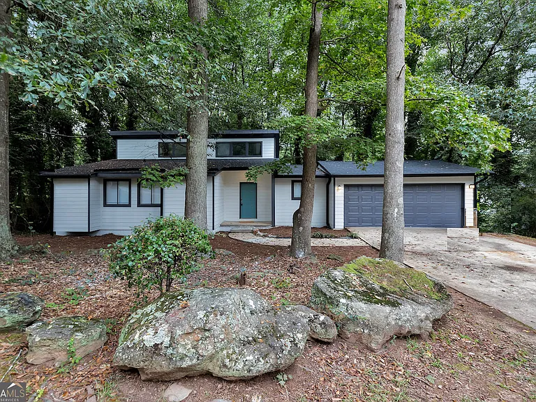 85 Wilhelmina Dr — Photo 2
