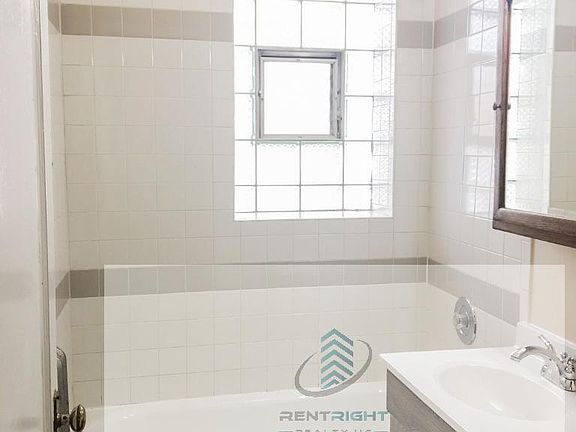 4th image of 3912-3928 N Pine Grove Ave #3914-3E