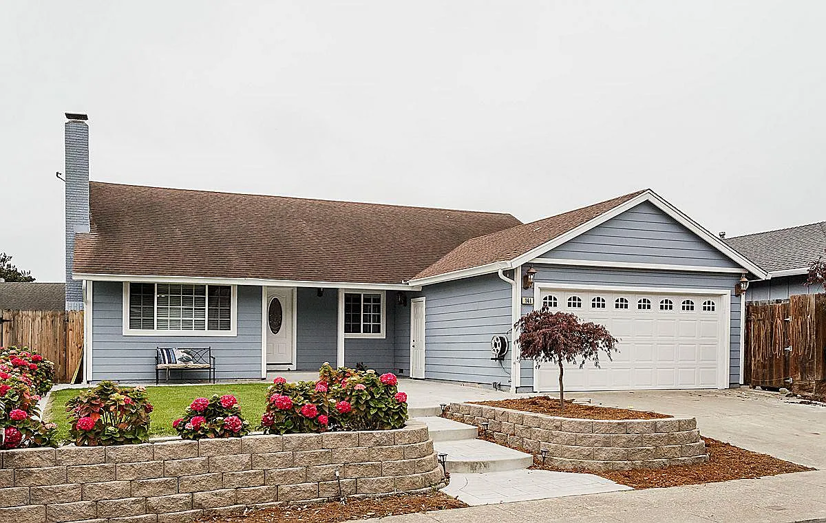 141 Harbour Dr photo 1