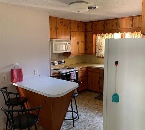 3rd image of 210 Walnut Dr