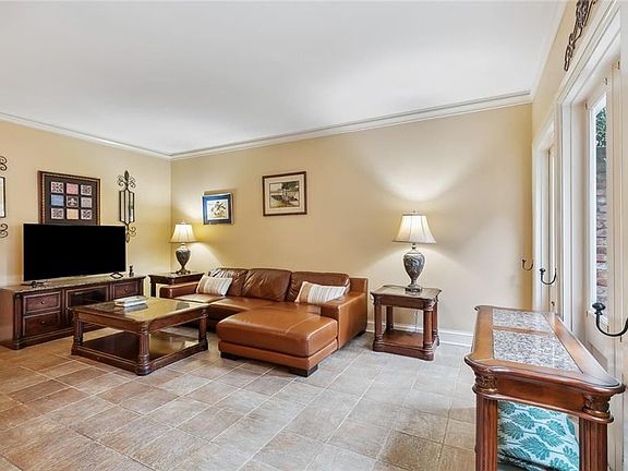 4th image of 412 Dauphine St APT 1B