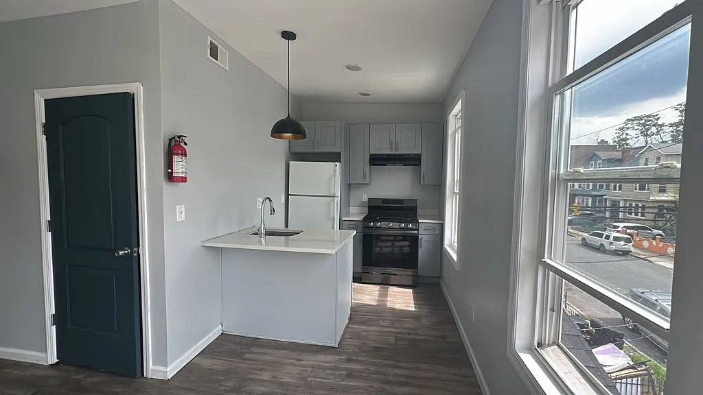 4 bed, $2,600 — Photo 1