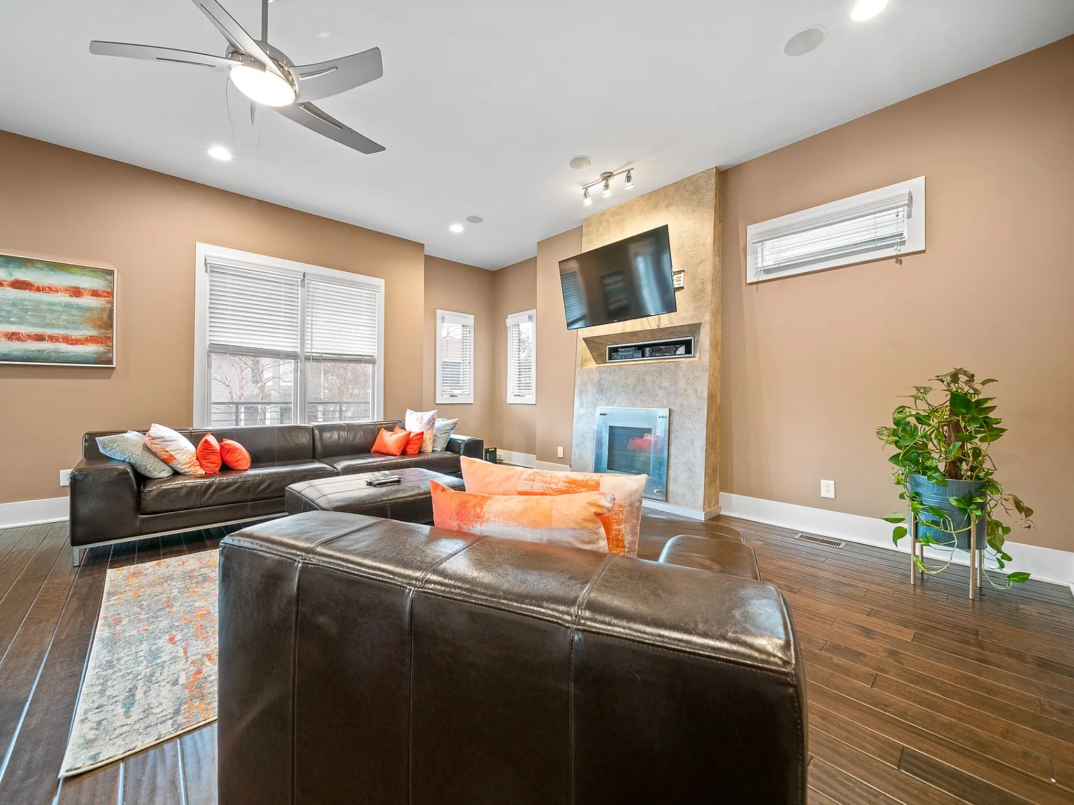 3 bed, 4.0 bath, 3143 sqft, $5,650 — Photo 3