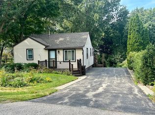 210 Hickory Rd, Oakwood Hills, IL 60013