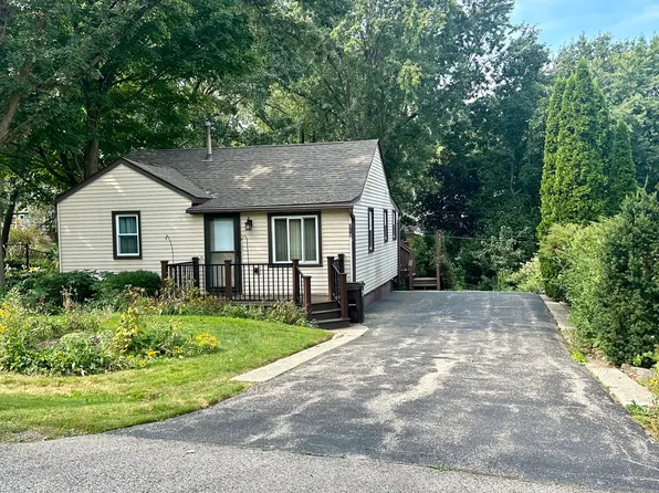 210 Hickory Rd, Oakwood Hills, IL 60013