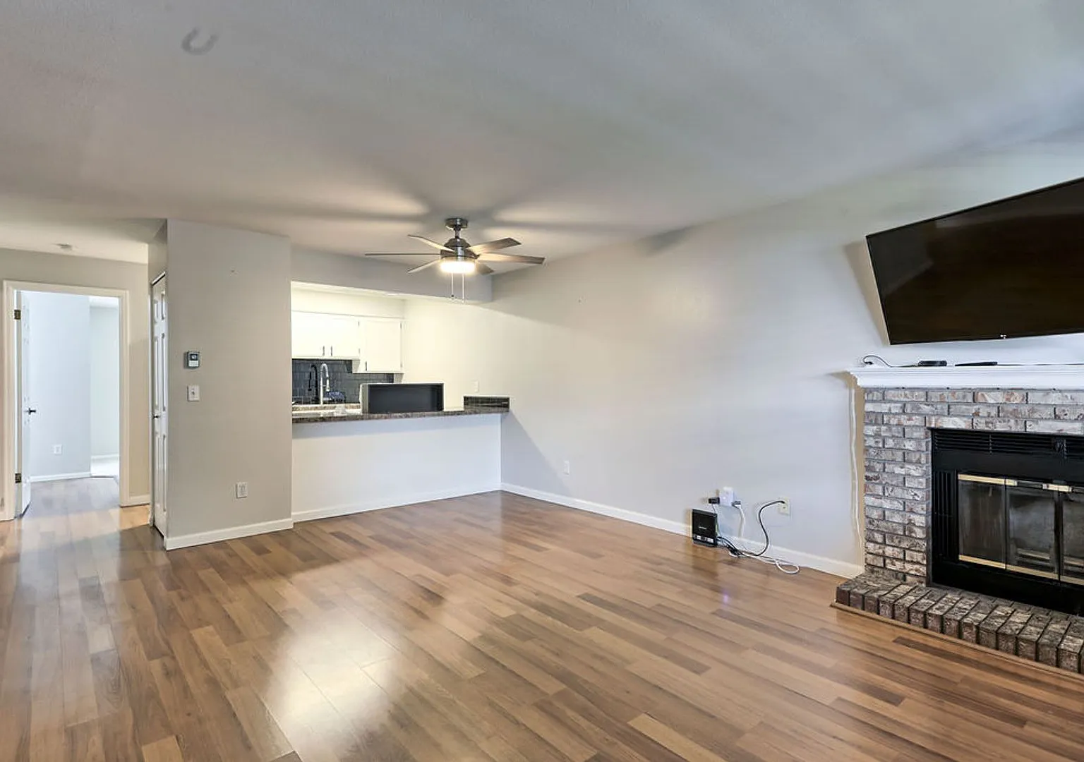Picture Perfect 2-Bed 2-Bath Ranch-Style 2nd Floor Condo~Students & Pets Welcome! — Photo 2