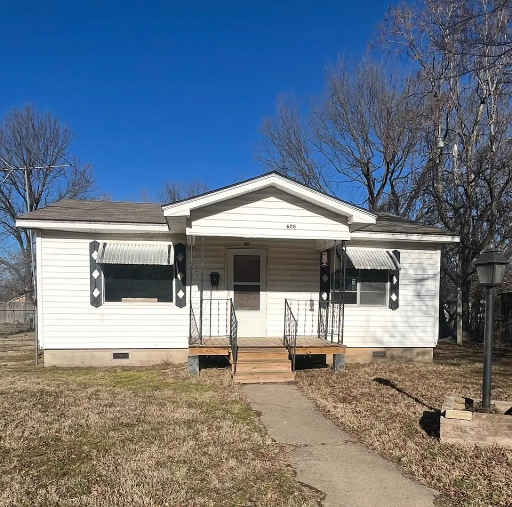 608 E Spaulding St — Photo 1