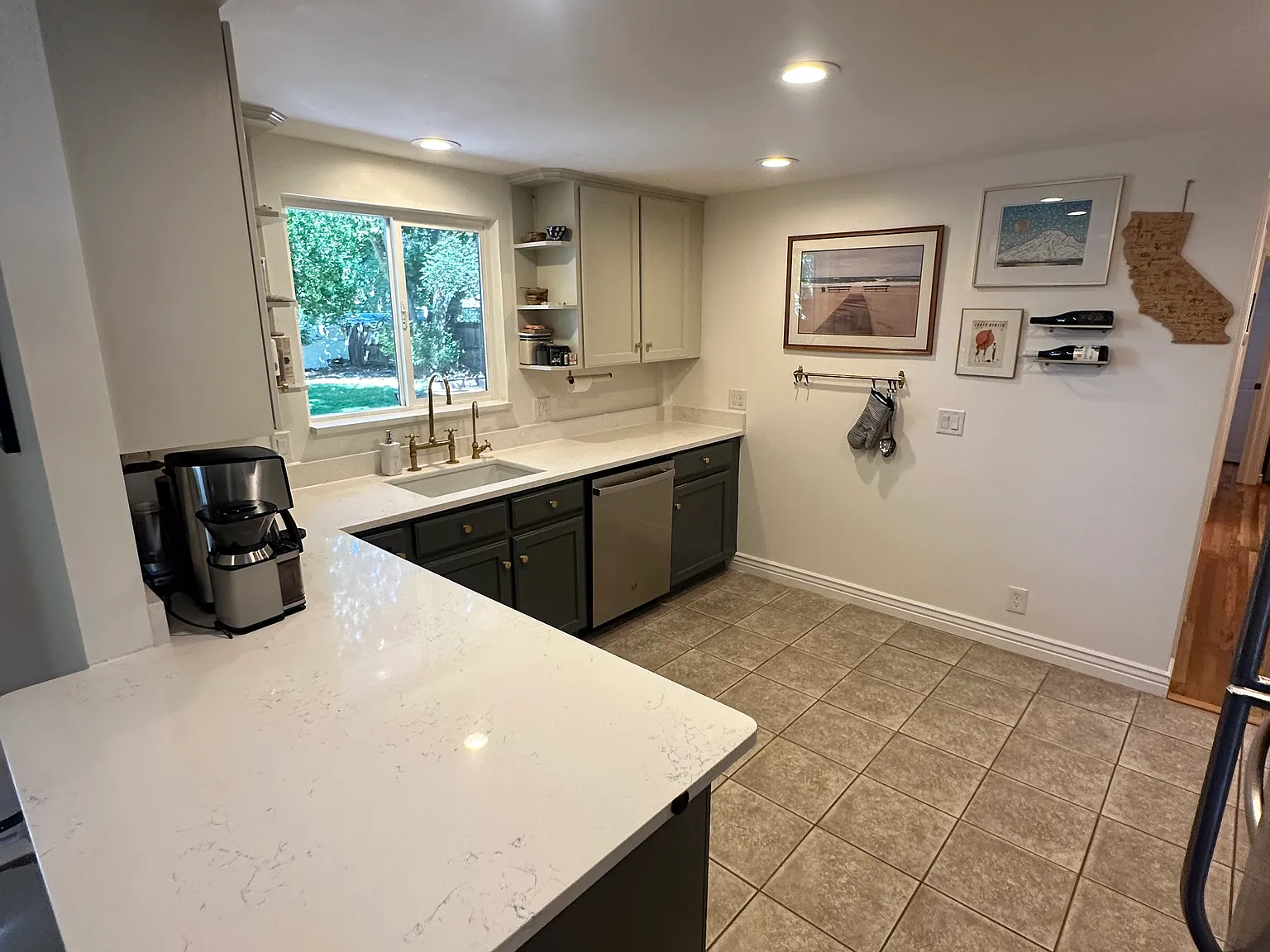 3 bed, 1600 sqft, $2,925 — Photo 3