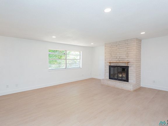 3rd image of 608 Twin Diamond Rd