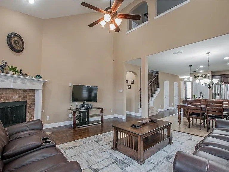 2440 Kingsgate Dr — Photo 6