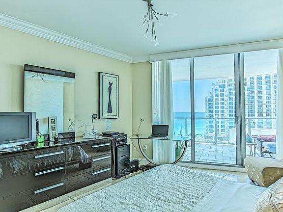 Master Bedroom w Ocean view