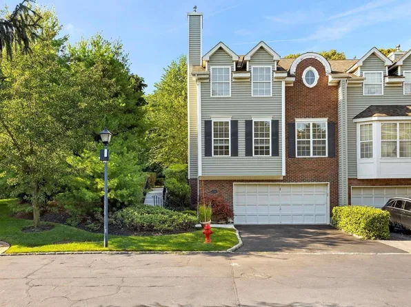 1 Paddington Circle #1, Smithtown, NY 11787