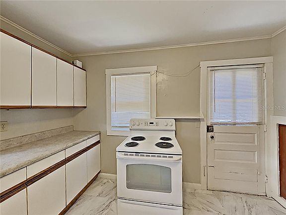 5th image of 1014 E Genesee St