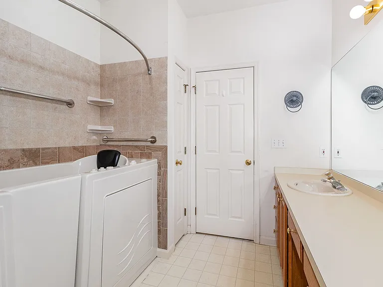660 Springhouse Ln — Photo 21