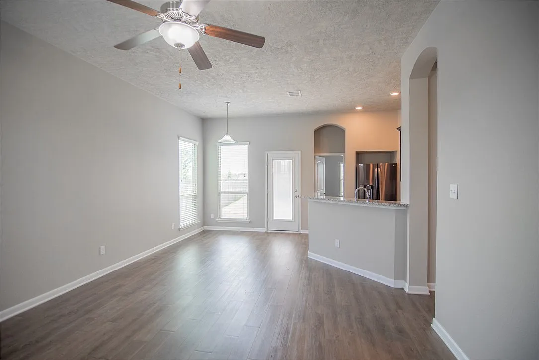 3 bed, 1280 sqft, $2,000 — Photo 4