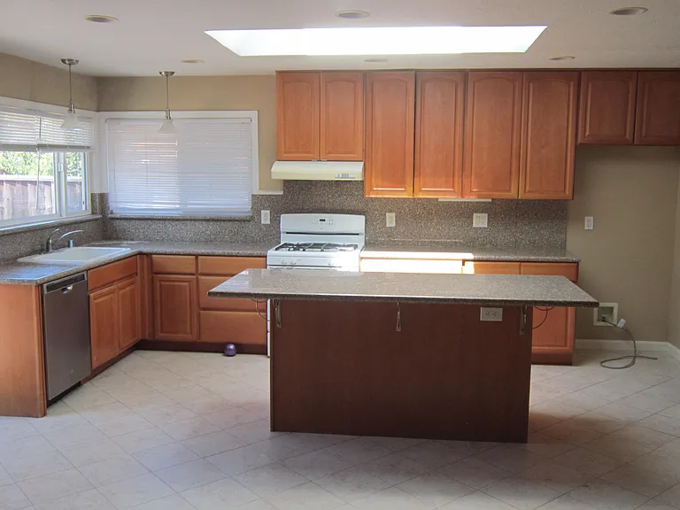 32215 Glenbrook St — Photo 3