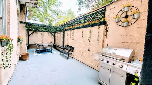 160 6th St Photo 1
