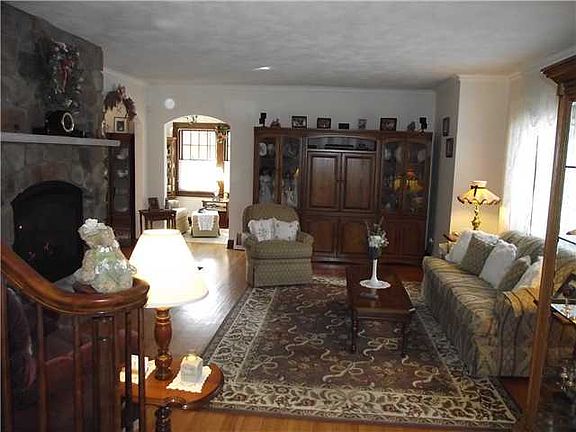 5th image of 2328 Barrington Dr