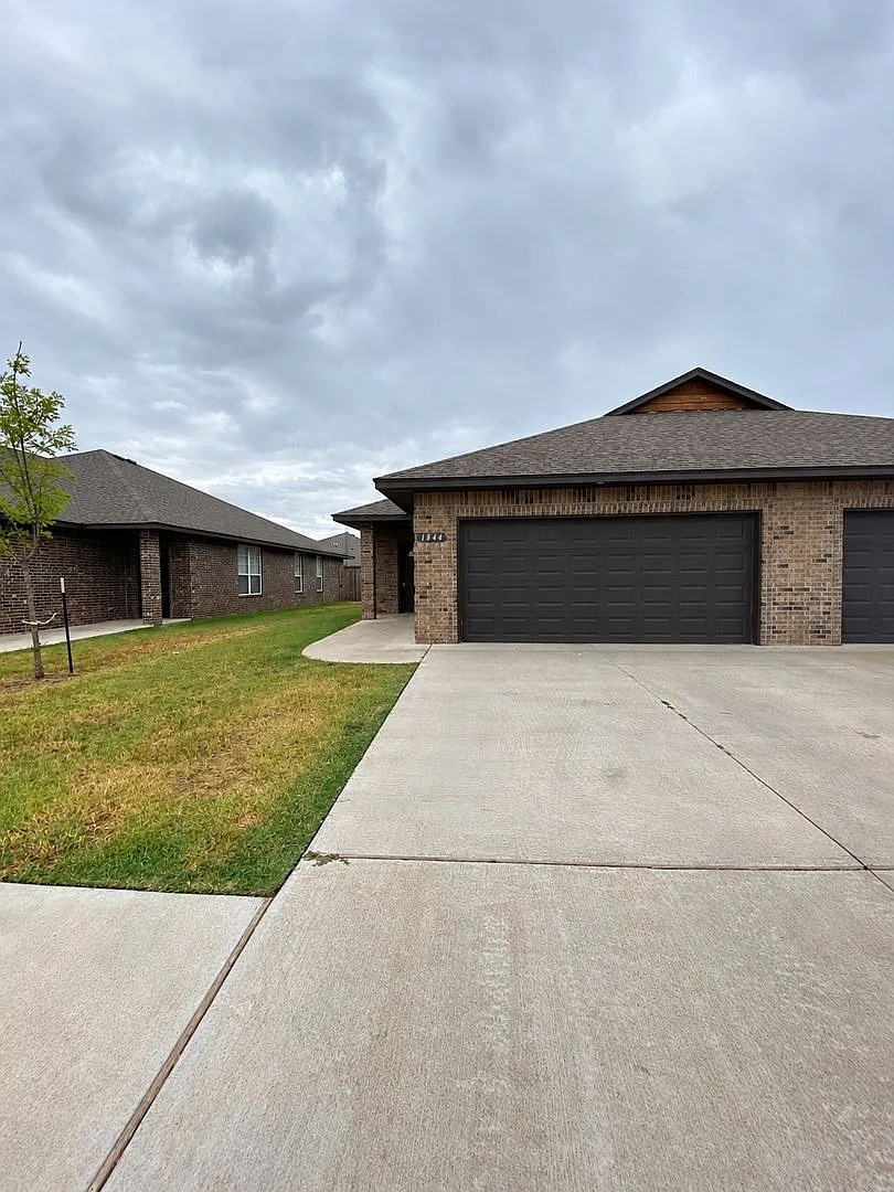 3br 2ba duplex with 2 car garage in Settler's Crossing! — Photo 1