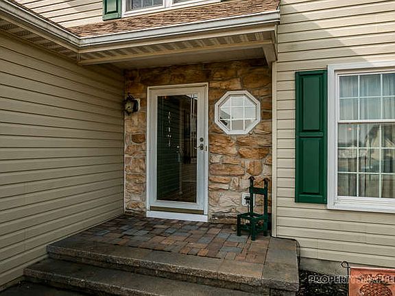 2nd image of 104 Heathfield Ct