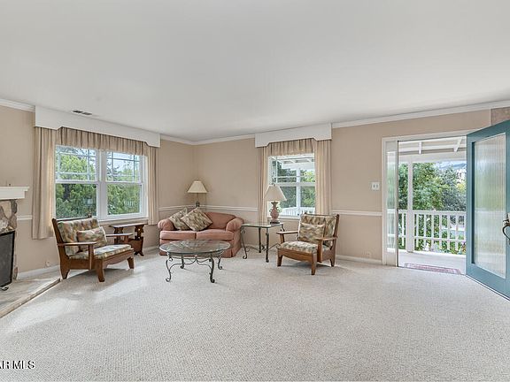 3rd image of 1601 E Hillcrest Dr