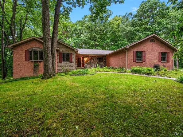670 Rolling Acres Dr, Ortonville, MI 48462