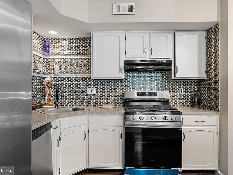 71 Sandra Rd — Photo 1