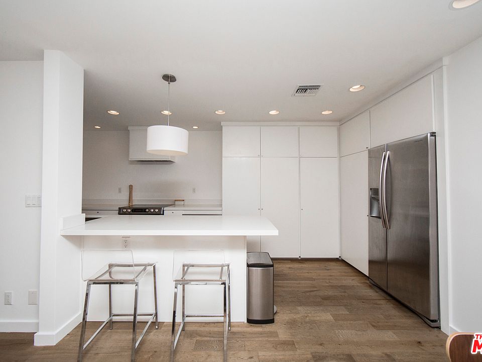 1st image of 906 N Doheny Dr APT 304