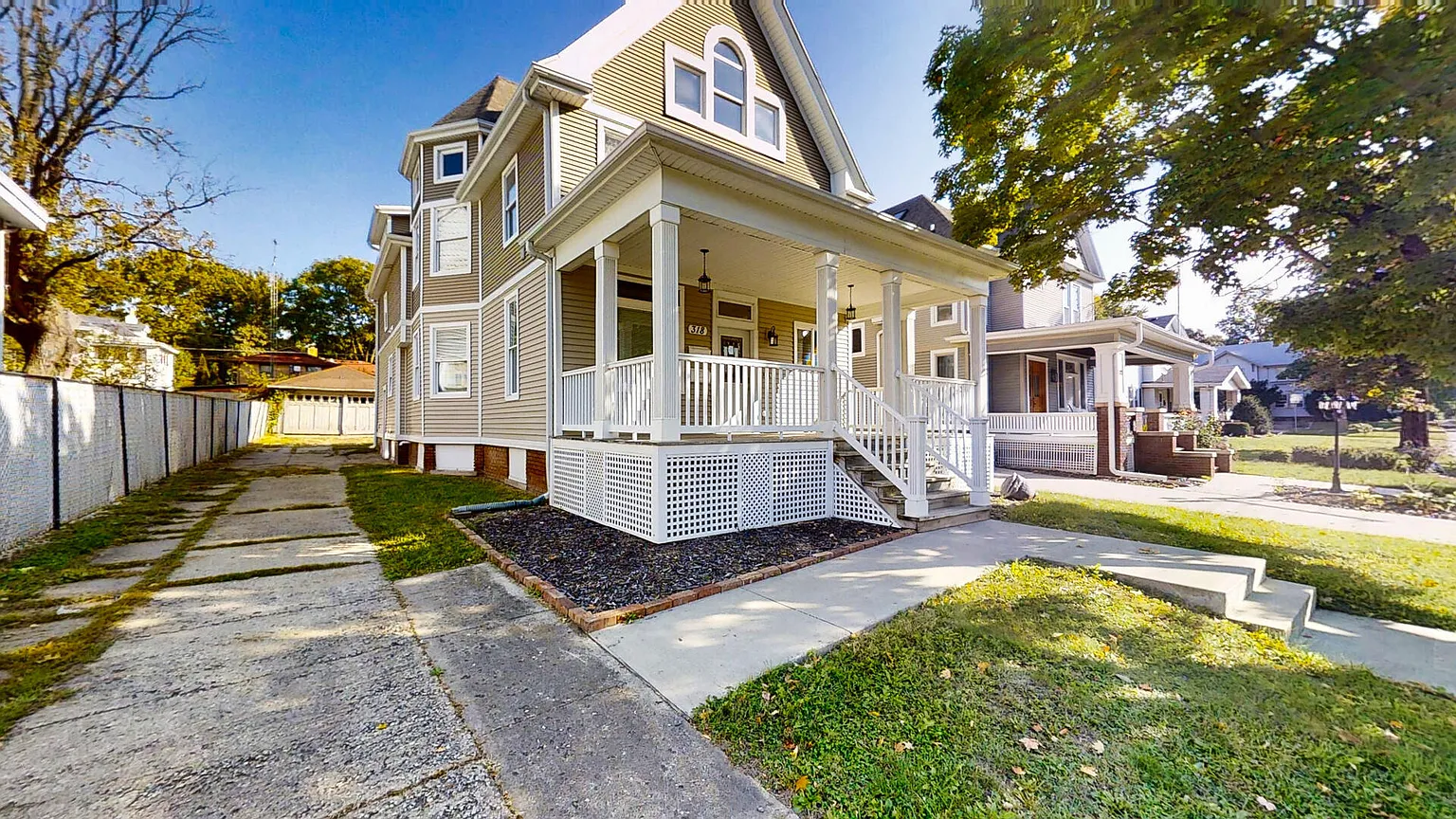 318 E Locust St photo 1