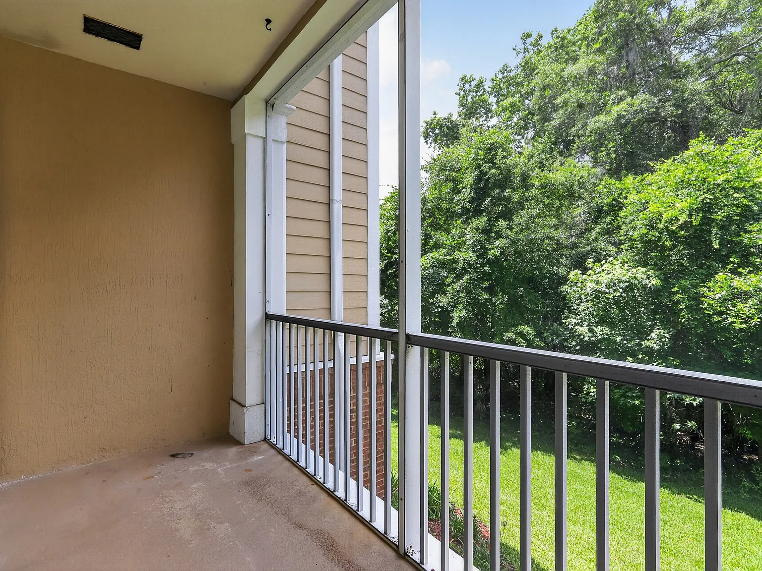 Charming 2 Bedroom 2 Bathroom Condo — Photo 4