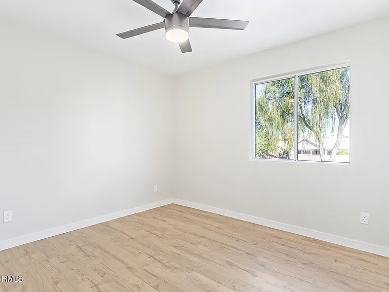 1018 W Kings Ave — Photo 26