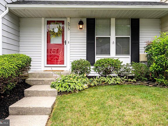 3rd image of 575 Melissa Ct