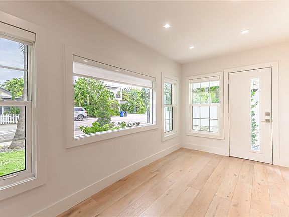 4th image of 622 SE 6th Court