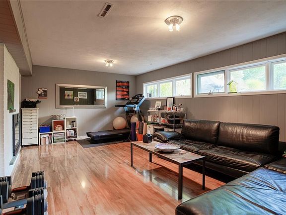 4th image of 15 Thistlewood Ln