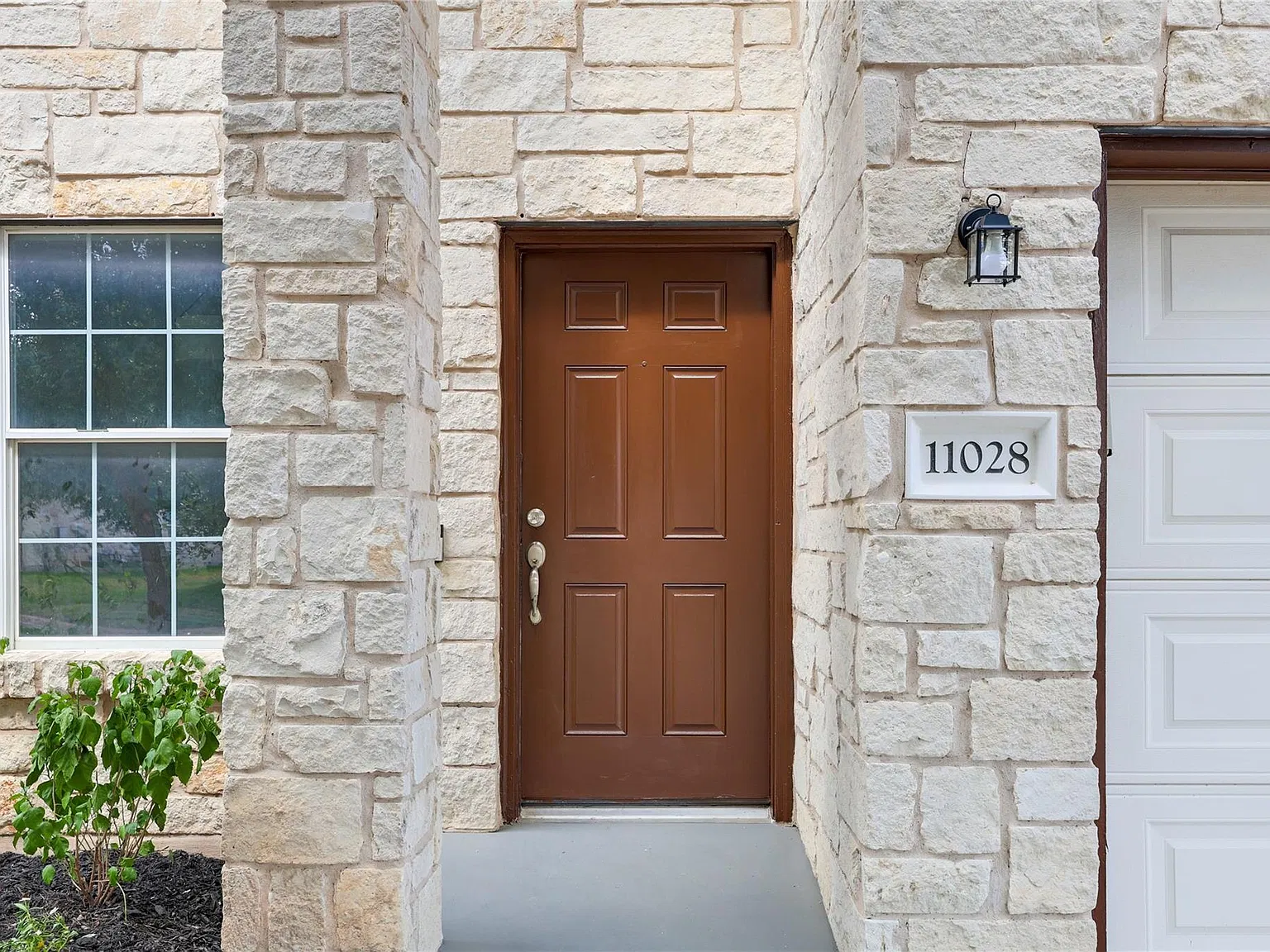 4 bed, 2.5 bath, 2490 sqft, $2,300 — Photo 4