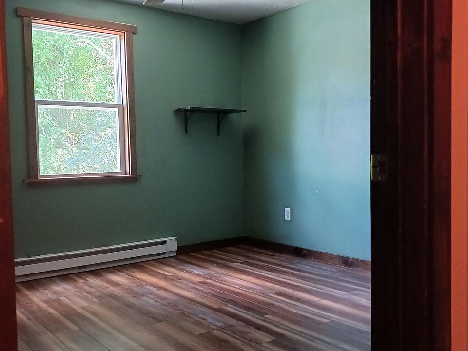 Different angle for the secondary bedroom or office.