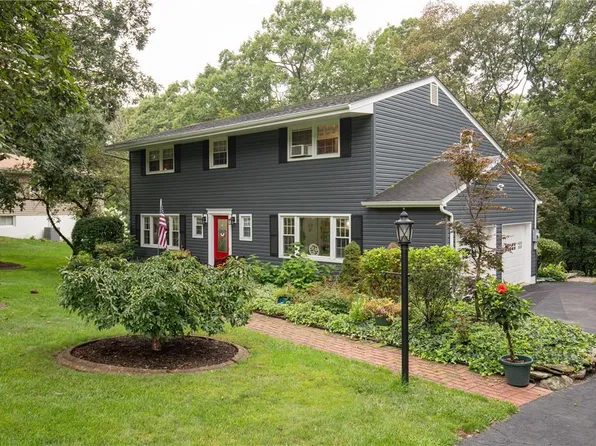 15 Manor Drive W, Poughkeepsie, NY 12603