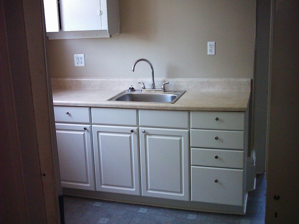 2nd image of 916 S High St APT 6