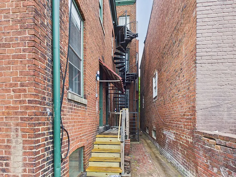 7 East Franklin — Photo 44