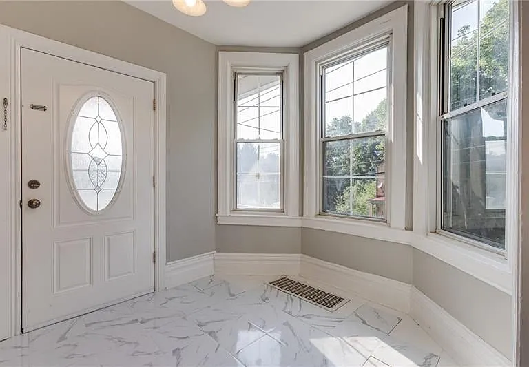 211 W Burgess St — Photo 20