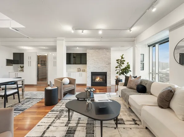 25 Channel Center St #Penthouse 201, Boston, MA 02210