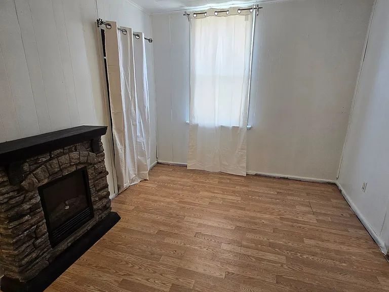 104 Centre St N — Photo 5