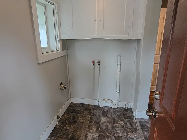 1445 W 7th St — Photo 9