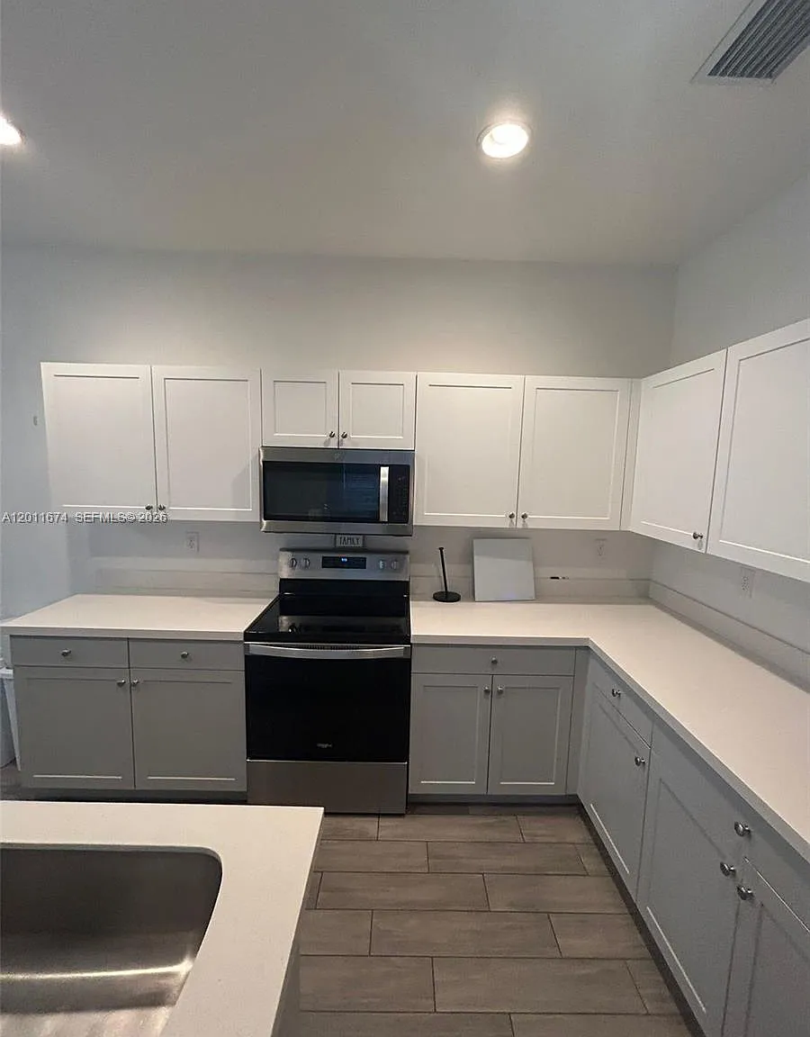 3 bed, 2.0 bath, $2,250 — Photo 2