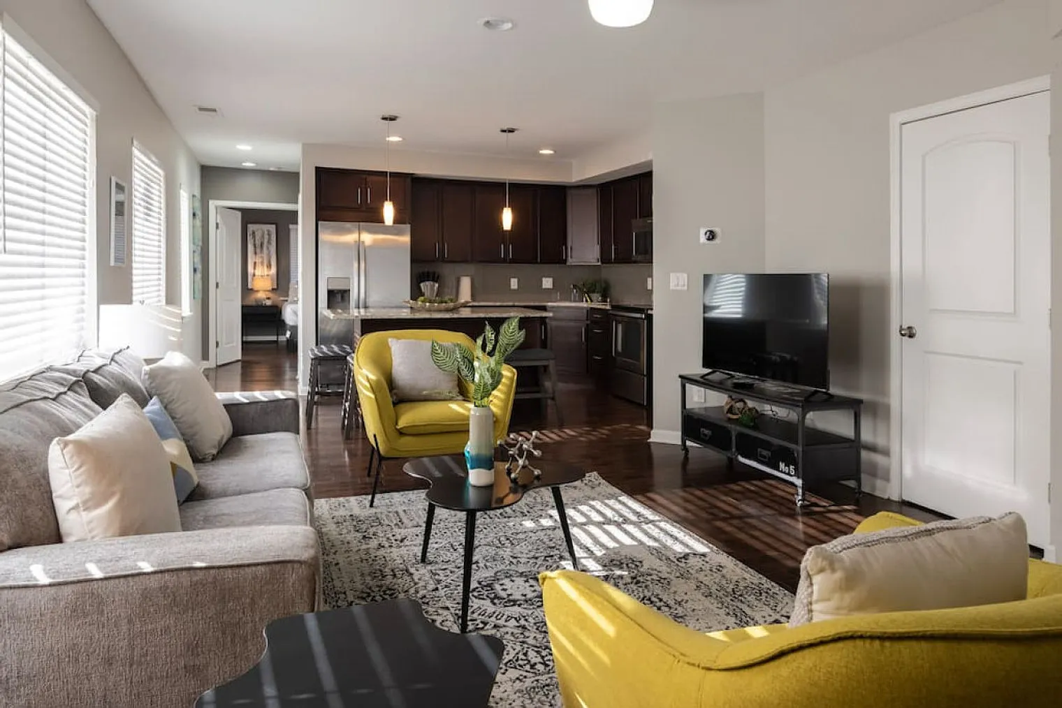 2 bed, 1.0 bath, 1313 sqft, $2,360 — Photo 3