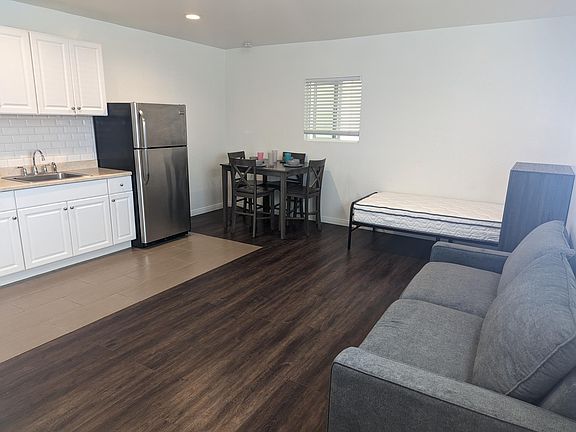 4th image of 993 Rosecrans St