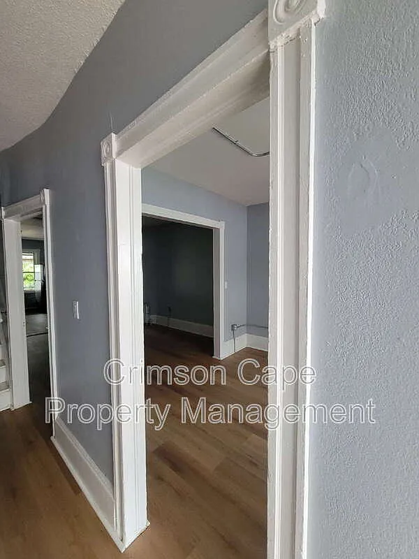 3 bed, 1.0 bath, 1100 sqft, $1,350 — Photo 2