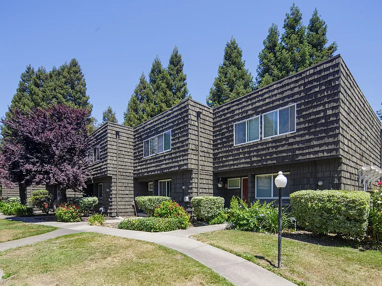 Cedarwood Apartments — Photo 10