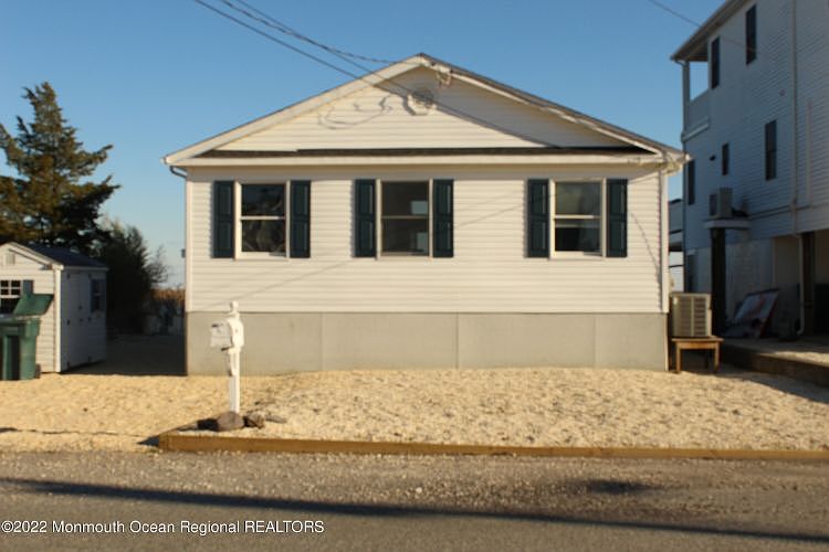 1st image of 7 S Burgee Dr
