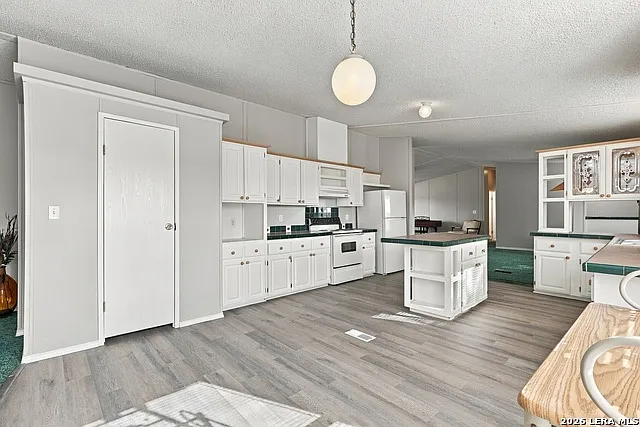 4 bed, 2.0 bath, 2432 sqft, $2,100 — Photo 4